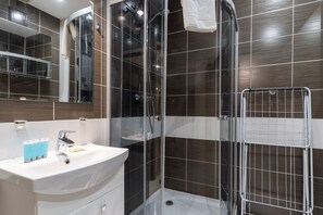 Bruser, gratis toiletartikler, hårtørrer, håndklæder