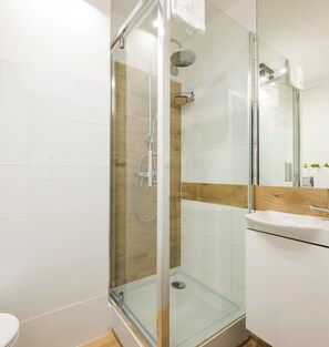 Shower, free toiletries, hair dryer, towels