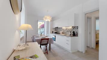 Kühlschrank, Mikrowelle, Ofen, Geschirrspüler