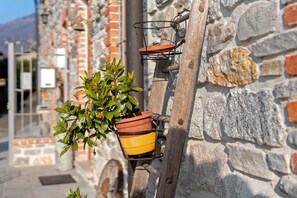 Property grounds - Holiday Home 'Residenza Jasmine Grey Apartment' with Private Garden and Wi-Fi (Verbania)