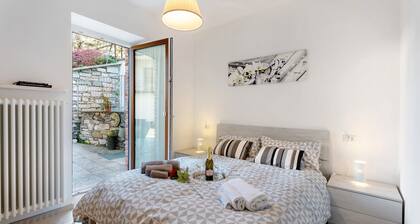 Holiday Home 'Residenza Jasmine Grey Apartment' with Private Garden and Wi-Fi