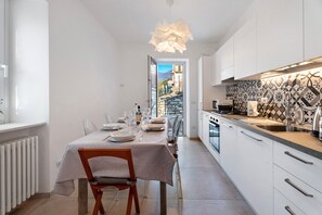 Fridge, microwave, oven, dishwasher - Holiday Home 'Residenza Jasmine Grey Apartment' with Private Garden and Wi-Fi (Verbania)