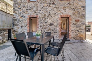 Outdoor dining - Holiday Home 'Residenza Jasmine Grey Apartment' with Private Garden and Wi-Fi (Verbania)