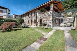 Exterior - Holiday Home 'Residenza Jasmine Grey Apartment' with Private Garden and Wi-Fi (Verbania)