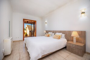 3 bedrooms, iron/ironing board, free WiFi, bed sheets