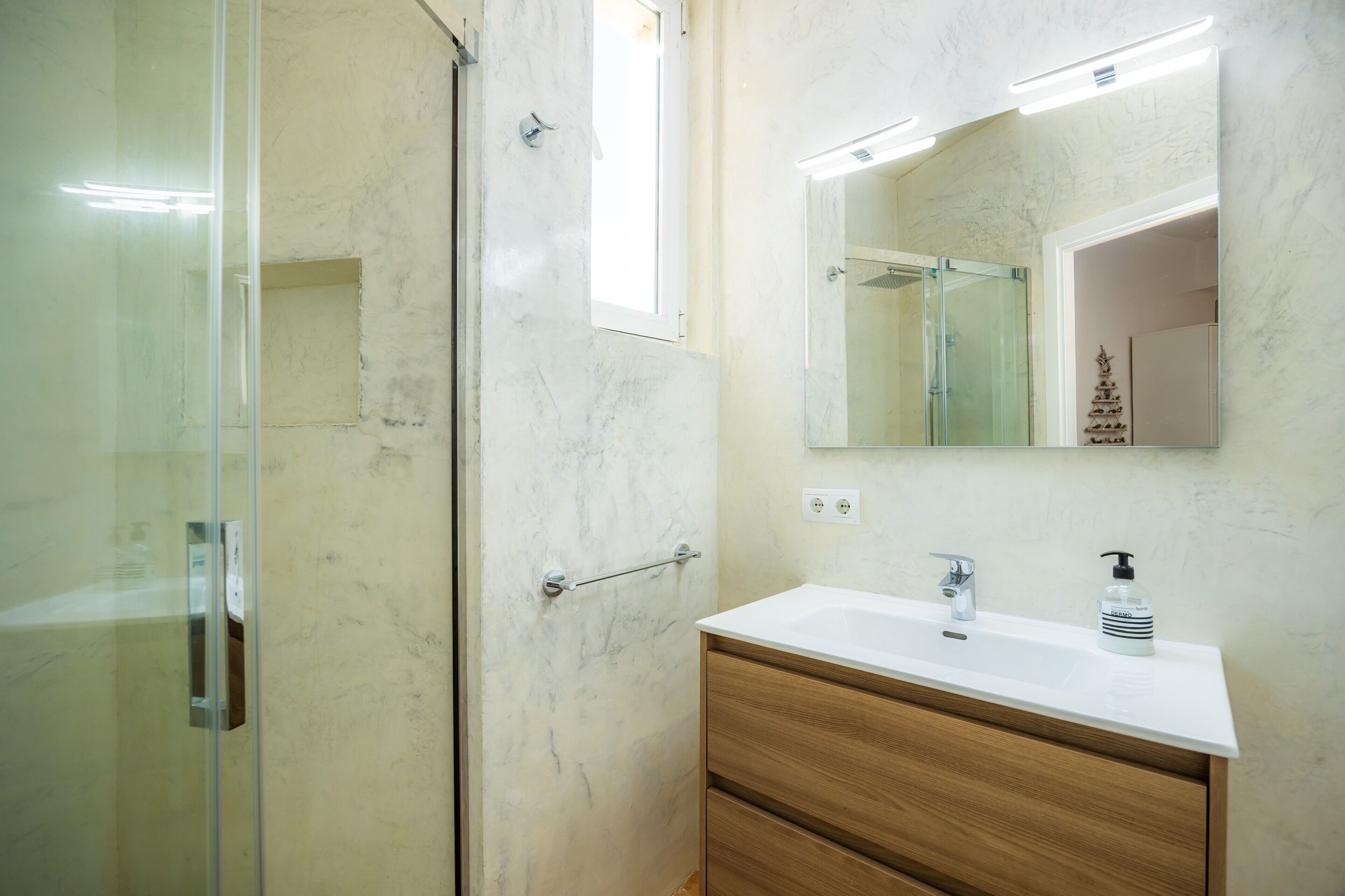Een douche, een haardroger, handdoeken