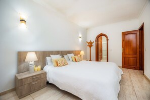 3 slaapkamers, een strijkplank/strijkijzer, gratis wifi, beddengoed
