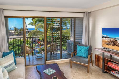 Apartamento de lujo, vistas al mar, junto a la playa | Zona de estar | Una Smart TV