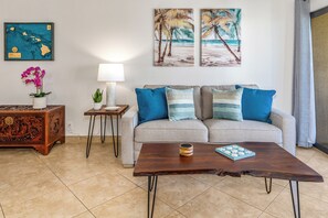 Luxury-Apartment, Meerblick, am Strand | Wohnbereich | Smart-TV