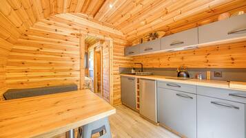 Een koelkast, een microgolfoven, een koffiezetapparaat/waterkoker