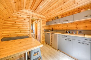 Fridge, microwave, coffee/tea maker, cookware/dishes/utensils - Ôtonneauxstress – Beach Attendant: Unique Experience Just Steps from the Atlantic (Saint-Vivien-de-Médoc)