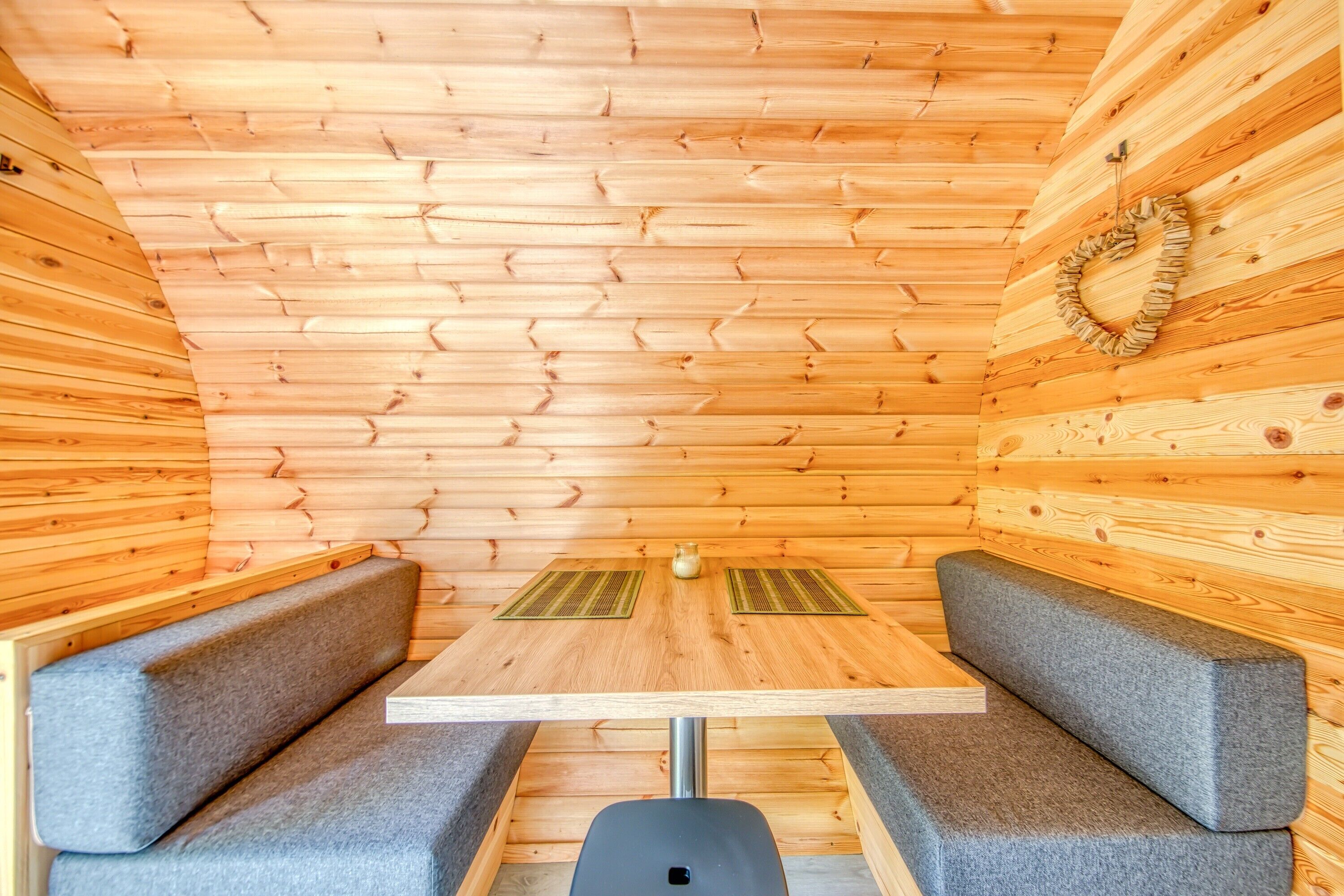 Eine Holzhütte mit Tisch und Bänken.