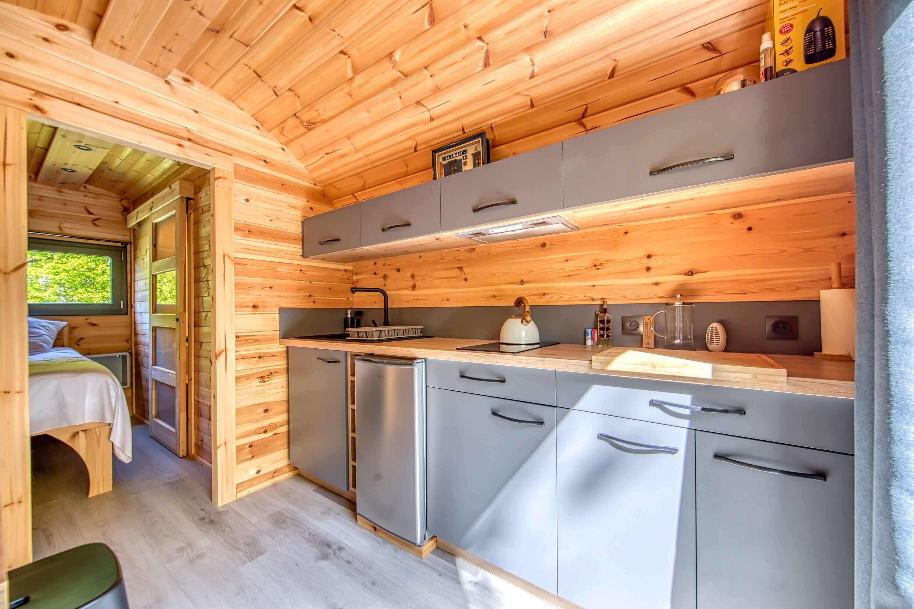 Fridge, stovetop, coffee/tea maker, electric kettle