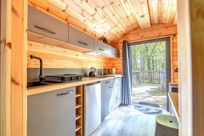 Frigorífico, placa de cocina, cafetera o tetera y hervidor eléctrico