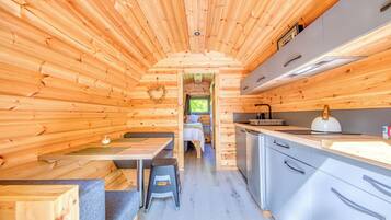 Een koelkast, een kookplaat, een koffiezetapparaat/waterkoker