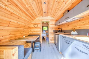 Refrigerador, parrilla de estufa, cafetera y tetera y tetera eléctrica 