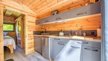 Een koelkast, een kookplaat, een koffiezetapparaat/waterkoker