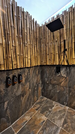 Douche, articles de toilette écologiques, sÚche-cheveux