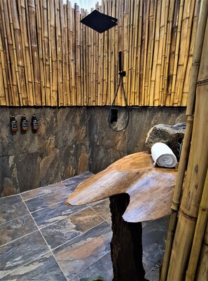 Dusche, umweltfreundliche Kosmetikartikel, Haartrockner, Handtücher