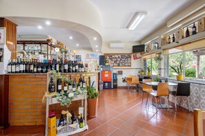 Bar (on property) - Room 'Quarto 1 - Jorge Galinheiro' with Mountain View, Shared Garden and Wi-Fi (Mamouros)