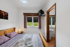 1 bedroom, free WiFi, bed sheets - Room 'Quarto 1 - Jorge Galinheiro' with Mountain View, Shared Garden and Wi-Fi (Mamouros)