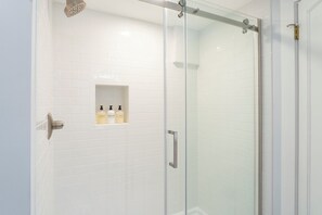 Douche, sĂšche-cheveux, serviettes fournies, savon