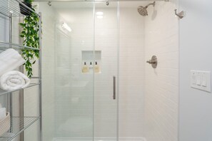 シャワー、ヘアドライヤー、タオル、石鹸