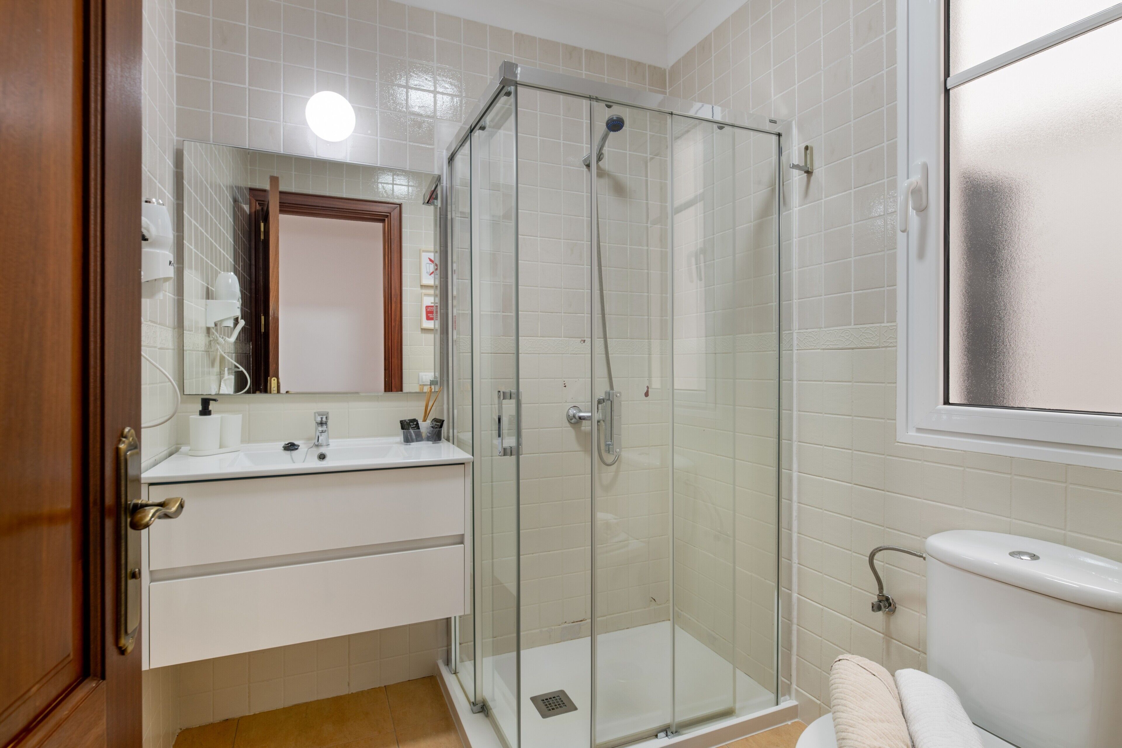 Shower, hair dryer, towels
