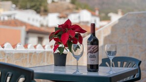 A table with a bottle of wine, two glasses, and a potted plant. - 'Habitación 12 Con Balcón' with Balcony and Wi-Fi (Vilaflor)