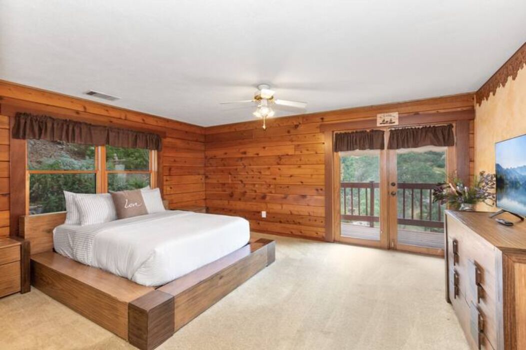 6 bedrooms, WiFi (free), bed sheets