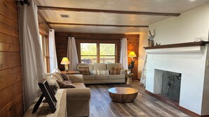 A cozy living room with wooden floors, a sofa, a coffee table, and a fireplace. - No Cleaning Fee ~ Awesome Views~8Beds~Near Restaurants & Sequoia Park (Three Rivers)