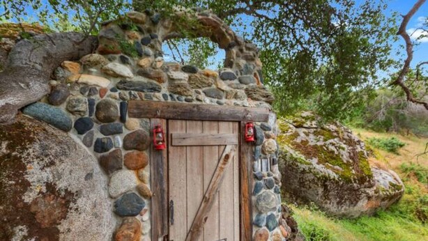 A rustic stone structure with a wooden door and lanterns. - No Cleaning Fee ~ Awesome Views~8Beds~Near Restaurants & Sequoia Park (Three Rivers)