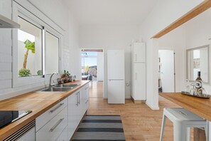 Frigorifero, microonde, forno, piano cottura