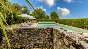 A stone wall, a pool, and a white umbrella. - Chez Jacquou – Authentic Charm and Modern Comfort with Private Pool in the Heart of Périgord (Bouniagues)