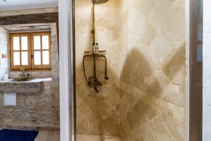 Shower, hair dryer, towels - Chez Jacquou – Authentic Charm and Modern Comfort with Private Pool in the Heart of Périgord (Bouniagues)