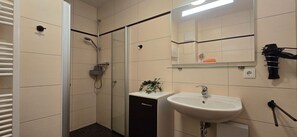 Shower, hair dryer - Apartment LFR8 - 2-room apartment on the 1st floor for 3 pers. (Graal-Müritz)