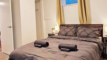 3 bedrooms, desk, iron/ironing board, free WiFi