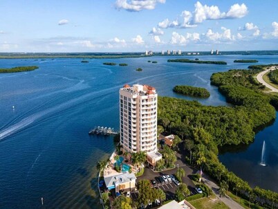 Perfect Island Escape - Beach, Pool, Restaurant & More! -FMB-Condo Island Oasis - Roelens