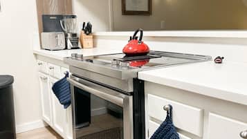 冷蔵庫、電子レンジ、オーブン、コンロ