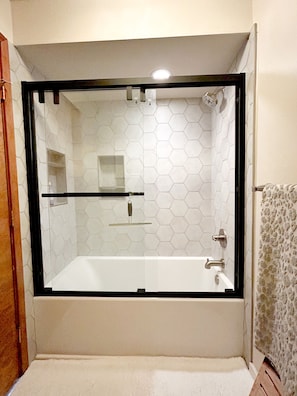 Sèche-cheveux, serviettes fournies, savon, papier toilette