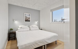 6 bedrooms, travel crib, free WiFi