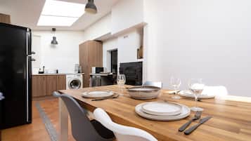 Huis | Privékeuken | Een koelkast, een broodrooster, kookgerei, borden en bestek
