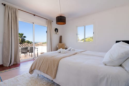 Casa | 2 habitaciones y tabla de planchar con plancha