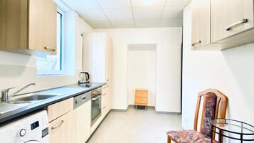 Oven, stovetop, coffee/tea maker, electric kettle