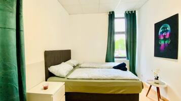 1 bedroom, bed sheets