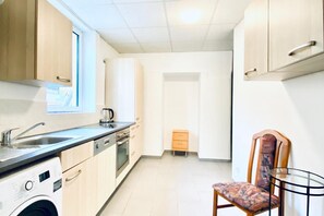Een oven, een kookplaat, een koffiezetapparaat/waterkoker