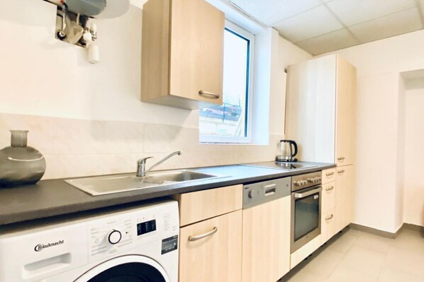 Een oven, een kookplaat, een koffiezetapparaat/waterkoker