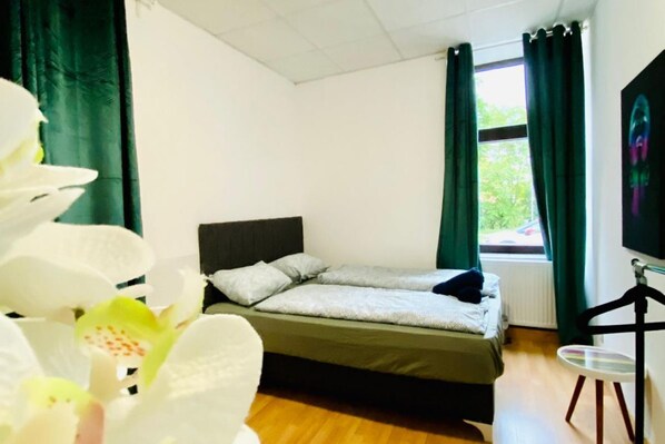 1 bedroom, bed sheets