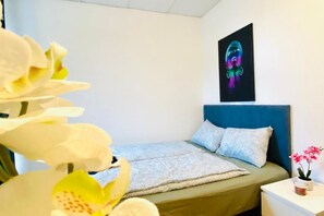 1 bedroom, bed sheets - Cozy Room with Great Transit in a Shared Apartment (Vienna)