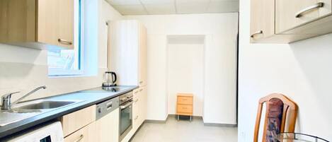 Four, plaque de cuisson, cafetière/bouilloire